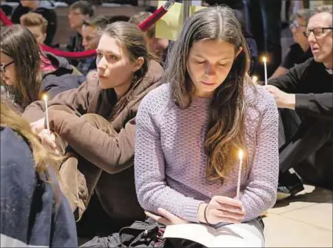  ?? David Ash Photograph­y ?? Una chica, en oración, durante el Encuentro Europeo de Jóvenes de Taizé, en Birmingham