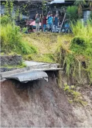  ?? THE ASSOCIATED PRESS ?? Workers observe Thursday a landslide on the outskirts of San Jose, Costa Rica.