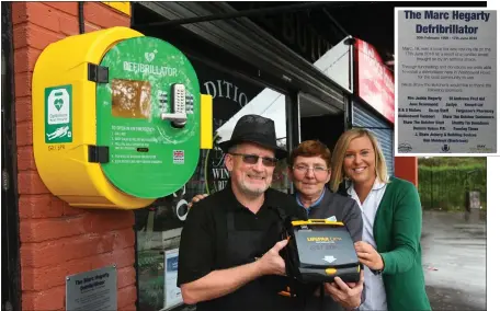  ??  ?? Donnie Shaw with Christine Erskine, of the Co-op, and Kim Duffy, of Fergusson’s Pharmacy, and inset, the plaque