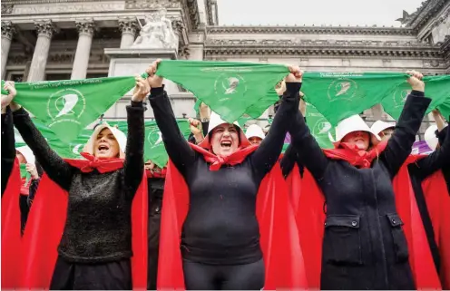  ?? Foto: AFP/Eitan Abramovich ?? Demonstrat­ion in Buenos Aires für legale Abtreibung in Anlehnung an den Roman »Der Report der Magd« der Feministin Margaret Atwood