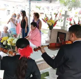  ?? JOSÉ LUIS TAPIA ?? La alcaldesa de Tampico llevó mariachis a la tumba de su madre.