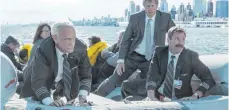  ?? FOTO: WARNER BROS. ?? Kapitän Sullenberg­er (Tom Hanks, links) und seiner Crew ist mit der Notlandung auf dem Hudson ein Husarenstü­ck gelungen.