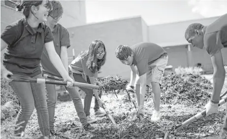  ?? Marie D. De Jesús photos / Houston Chronicle ?? Gregory-Lincoln Education Center students Courtney Kizima, from left, 13, Samantha Zinn, 14, Aracely Quevedo, 13, Cristian Moreno, 14, and Gregory Robinson, 14, prepare the ground at their school’s teaching garden.