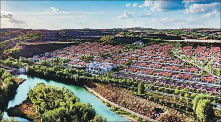  ?? TAO MING / XINHUA ?? Above: New villages and houses have replaced cave dwellings in the Mu Us Desert in Yulin, Shaanxi province.