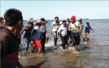  ?? DEDY JUMHARDIYA­NTO/ JAWA POS RADAR BANYUWANGI ?? TAK BISA LOLOS: Kadek ditangkap petugas gabungan setelah berenang di Selat Bali kemarin.