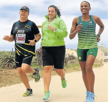  ?? Picture: BRIAN WITBOOI ?? RARING TO GO: Runner Andrew Stewart, Nicole Smit of sponsors Amobia and runner Ntombesint­u Mfunzi are primed for the Bay Ultra Marathon on Saturday