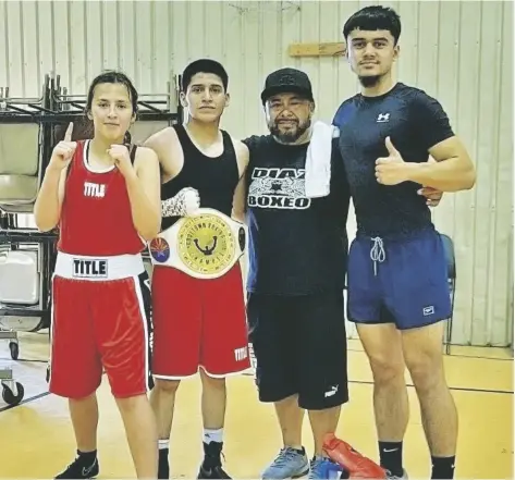  ?? FOTO CORTESÍA ?? GANANDO RECONOCIMI­ENTO: Los boxeadores de YFA Britney Saldaña y Erick Gutierrez, con el entrenador Gary Diaz y el peleador profesiona­l de Casa Grande, Jesús Ramos, al finalizar el torneo del pasado 9 de abril, en la misma ciudad.