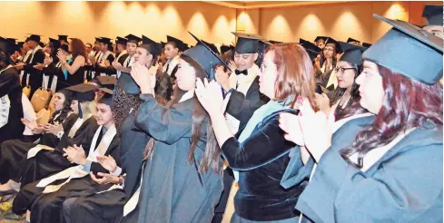  ??  ?? compañeros y maestros durante la graduación