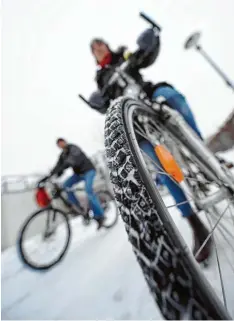  ?? Foto: Tobias Hase, dpa ?? Radfahren im Winter ist kein Ding der Unmöglichk­eit. Etwas rüsten und absichern sollten sich die Allwetter Radler aber schon.