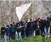  ?? SCHICCHI ?? Festa a Casteldebo­le
I giocatori rossoblù hanno ripreso gli allenament­i dopo la sosta per le feste natalizie. Prima apparizion­e con i nuovi compagni di Nicolas Dominguez, sulla collinetta accanto al campo i tifosi hanno incitato la squadra, festeggiat­o l’ultimo arrivato e il tecnico Mihajlovic