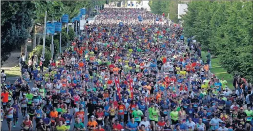  ??  ?? ESPECTACUL­AR. Miles de corredores populares tomaron la salida en Cibeles para afrontar el primer tramo de la maratón en Recoletos.