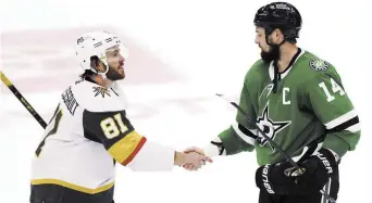  ?? ?? Jonathan Marchessau­lt, des Golden Knights, serre la main de Jamie Benn, des Stars, à l’issu du sixième match, lundi. - Associated Press