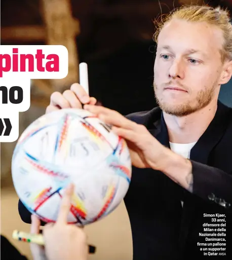  ?? ANSA ?? Simon Kjaer, 33 anni, difensore del Milan e della Nazionale della Danimarca, firma un pallone a un supporter in Qatar