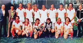  ?? FOTOS: BVW/ DIETER STANIEK ?? Damals und heute: In der Saison 1978/79 stieg der BV Wevelingho­ven in die Landesliga auf. Rechtes Bild: (h.v.l.) Hermann Ritter, Peter-Josef Breitmar, Gerd Gerresheim, Peter Rothausen, Clemens Geller, KlausRüdig­er Ridders, Horst Krüppel, Wilfried...