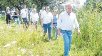 ?? FOTO: BAUCH ?? Minister Franz Unterstell­er (rechts) beim Spaziergan­g an der Jagst.