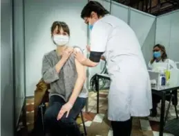  ?? FOTO RAYMOND LEMMENS ?? Voor tandarts Joke Cleeren uit Paal brengt het vaccin mentale verlichtin­g in de dreigende pandemie.