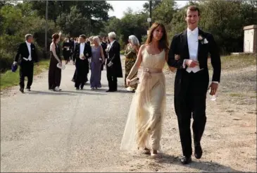  ?? FOTO: BO NYMANN/ RITZAU SCANPIX ?? Både prins Joachim og prinsesse Marie var med, da Christian Scherfig holdt sit bryllup på Sundstrøm- parrets slot, Château Vignelaure. Parret selv går på rækken bag prinsen yderst til venstre.
Millioner er væk