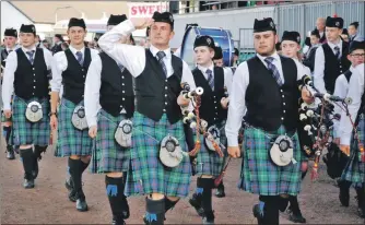  ?? 06_a35CowalGa­mes12 ?? Craig Lang saluting as the band enters the arena to compete at Cowal Games in 2018.