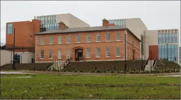  ??  ?? The refurbishe­d Minicipal Buildings is dwarfed by the new extension to the rear.