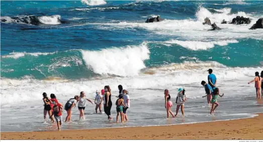  ?? KIKO DELGADO / EFE ?? Un grupo de niños disfruta ayer de la playa de A Frouxeira, en Valdoviño (La Coruña), ante el inicio de la temporada de verano.