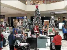  ?? NICHOLAS BUONANNO — MEDIANEWS GROUP FILE ?? People wait in line to get a photo with Santa Claus at Crossgates Mall last year.