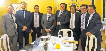  ?? JOHNNY HOYOS ?? Miembros de la subcomisió­n tras la reunión de ayer en Bogotá, en la que acordaron aprobar Ley de Regiones.
