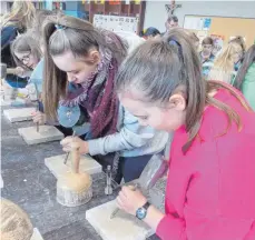  ?? FOTO: TURAD ?? Beim Handwerker­tag an der Härtsfelds­chule Neresheim arbeiteten die Schülerinn­en und Schüler mit Hammer und Meißel.