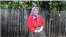  ?? ?? Lyudmila Ivanovna Tarasova es jubilada y vive junto al río Komyshuvak­ha, contaminad­o por el agua de las minas. Ya no emplea el agua del río para regar su jardín.