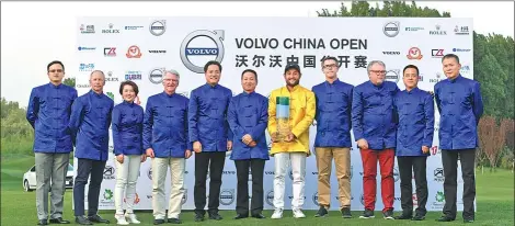  ?? PHOTOS PROVIDED TO CHINA DAILY ?? Alexander Levy (center), winner of the 2017 Volvo China Open, Volvo Car Group executives and guests pose for a photo on April 30 at the Topwin Golf & Country Club in Beijing.