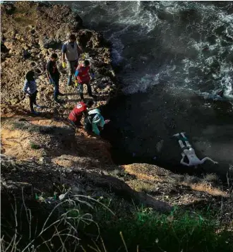  ?? Ismail Zitouny/Reuters ?? » TRAGÉDIA Equipes de resgate da Líbia se preparam para retirar do mar o corpo de um migrante que tentou fazer travessia rumo à Europa, na costa de Tajoura, leste do país FRANÇA