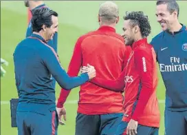  ?? FOTO: AP ?? Emery saluda a Neymar en el entrenamie­nto de ayer Le alineará de titular