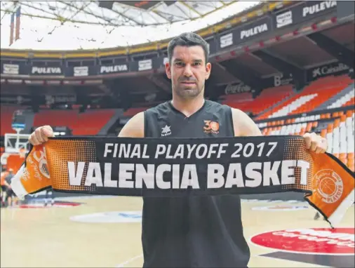  ??  ?? CONFIADO. Rafa Martínez, capitán del equipo, posa con la bufanda de la final del Valencia Basket. Hoy puede ganar su primera Liga.