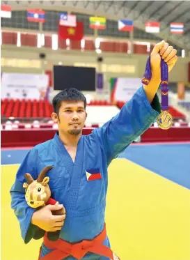  ?? PHOTO BY JACK ESCARPE ?? SIZZLING GOLD. With just over a year in the national kurash team, Davao’s veteran judoka Jack Escarpe pulls off a golden surprise by clinching the men’s kurash -73kg title of the ongoing 31st Southeast Asian (SEA) Games in Hanoi, Vietnam.