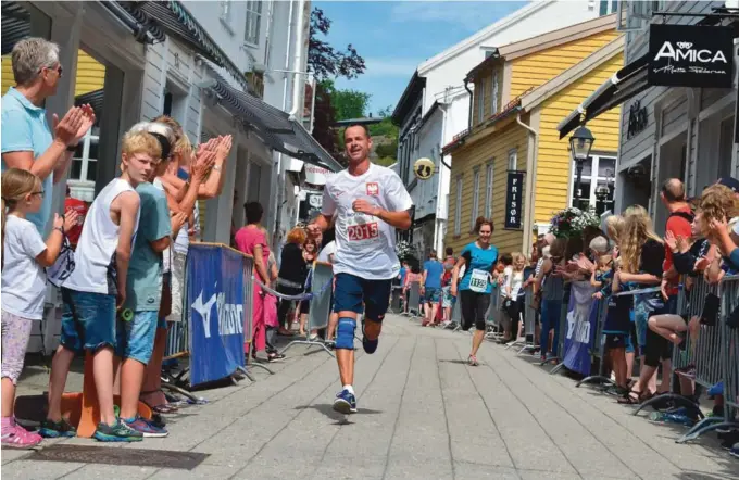  ??  ?? BLIR VARMT: I år kan det bli opp mot 30 grader når løperne kommer gjennom Grimstads gater. Her løp Jaroslaw Sosin Grimstad Maraton for to år siden. Foto: Marie Hatlevoll