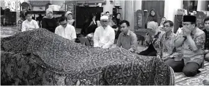  ?? ZAIM ARMIES/JAWA POS ?? PENGHORMAT­AN TERAKHIR: Gubernur Jatim Soekarwo (kanan) mendoakan almarhum Trimoelja D. Soerjadi.