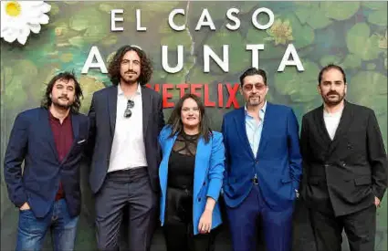  ?? ?? El mallorquín Javier Chacártegu­i Horrach –segundo por la izquierda–, hace unos días, en el estreno de la serie en Madrid, junto al resto del equipo de guionistas de la ficción de Netflix ‘El caso Asunta’.