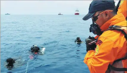  ?? REUTERS ?? Rescue personnel prepare to dive at the location where a Lion Air jet crashed into the sea on Monday along the north coast of Karawang regency in the West Java province of Indonesia. Debris was found at the scene but no survivors. The jet, carrying 189 passengers and crew, took off from Jakarta at 6:20 am.