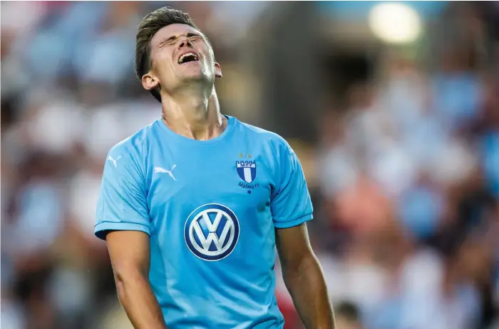  ?? Bild: MATHILDA AHLBERG/BILDBYRÅN ?? MISSADE CHANSER. Marcus Antonsson hade inte det rätta flytet i sin debut från start i Malmö FF, som fick nöja sig med 1–1 hemma mot ungerska Vidi i kvalet till Champions League.