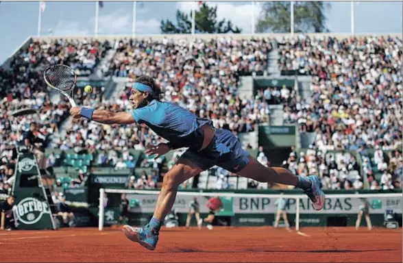  ?? JULIAN FINNEY / GETTY ?? Nadal devuelve con dificultad una pelota en el partido que le enfrentó ayer al estadounid­ense Sock