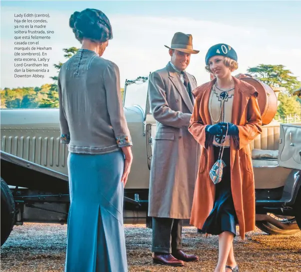  ??  ?? Lady Edith (centro), hija de los condes, ya no es la madre soltera frustrada, sino que está felizmente casada con el marqués de Hexham (de sombrero). En esta escena, Lady y Lord Grantham les dan la bienvenida a Downton Abbey.