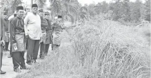  ??  ?? OSMAN melawat tapak masjid yang dicadangka­n oleh penduduk taman.