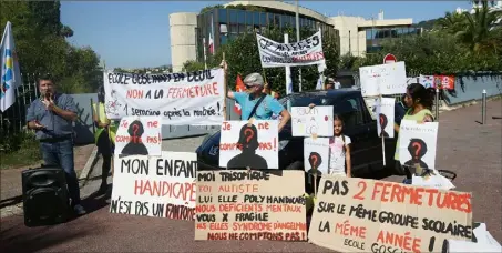  ??  ?? Pas contents les parents des écoles de Breil-sur-Roya, René-Goscinny à Cannes et de Bon-Voyage à Nice. Et ils l’ont fait savoir, hier matin, en manifestan­t devant l’inspection académique pour réclamer la réouvertur­e de leur classe supprimée. (Photo Sébastien Botella)