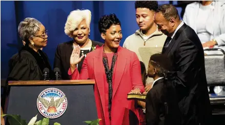  ?? ALYSSA POINTER PHOTOS / ALYSSA.POINTER@AJC.COM ?? Surrounded by her family, Keisha Lance Bottoms is sworn in as Atlanta’s 60th mayor during the Atlanta mayoral inaugurati­on at Martin Luther King Jr. Internatio­nal Chapel at Morehouse College in Atlanta on Tuesday.