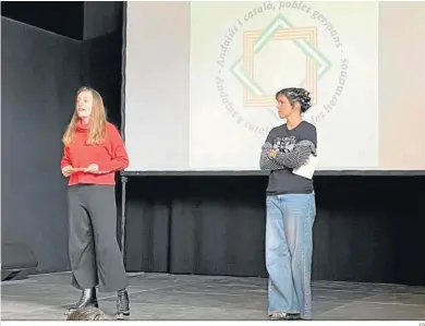  ?? EP ?? Mireia Vehí y Teresa Rodríguez, en el acto ‘Andaluz y catalán, pueblos hermanos’ celebrado ayer en Barcelona.