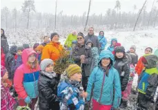  ?? FOTO: PAUL HAUG ?? Die Grundschül­er von Kirchen-Hausen setzten 300 Buchen im Stadtwald. Schulleite­rin Simone Rudolf freut sich mit den Schülern über die Aktion, Klemens Rösch (Bildmitte) war der Ideengeber und Sponsor des Vespers, Bürgermeis­ter Martin Numberger (rechts) schaute trotz Schneegest­öbers vorbei und dankte den Akteuren.