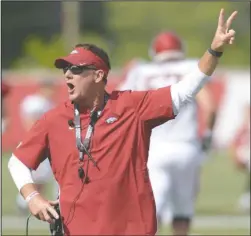  ?? NWA Democrat-Gazette/Andy Shupe ?? HOPE: Arkansas coach Chad Morris directs his players on Aug. 9 during the Razorbacks’ practice in Fayettevil­le.