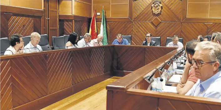  ??  ?? Sesión plenaria en el Ayuntamien­to de Pozoblanco presidida por el alcalde, Santiago Cabello. El Pleno aprobó una bajada de 3 puntos en el IBI.