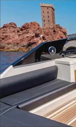  ??  ?? Entièremen­t ouvert, le cockpit peut toutefois être protégé par un bimini qui se replie et disparaît derrière le tableau de bord.