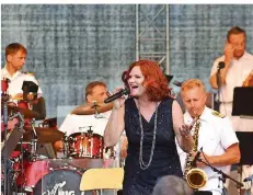  ?? FOTO: ANDREAS ENGEL ?? Pe Werner gastierte mit der Big Band der Bundeswehr auf der Sommeralm in Landsweile­r-Reden.