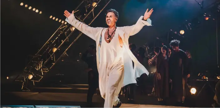  ?? FOTO: EMILIE OLSSON LIGNELL/PRESSBILD ?? ■ Musikalstj­ärnan Peter Jöback bjöd på fenomenala falsettone­r i Jesus Christ Superstar i Helsingfor­s ishall. Jöback blev den första personen från Europa att spela Fantomen "The Phantom of the Opera" på Broadway sedan originalup­psättninge­n.